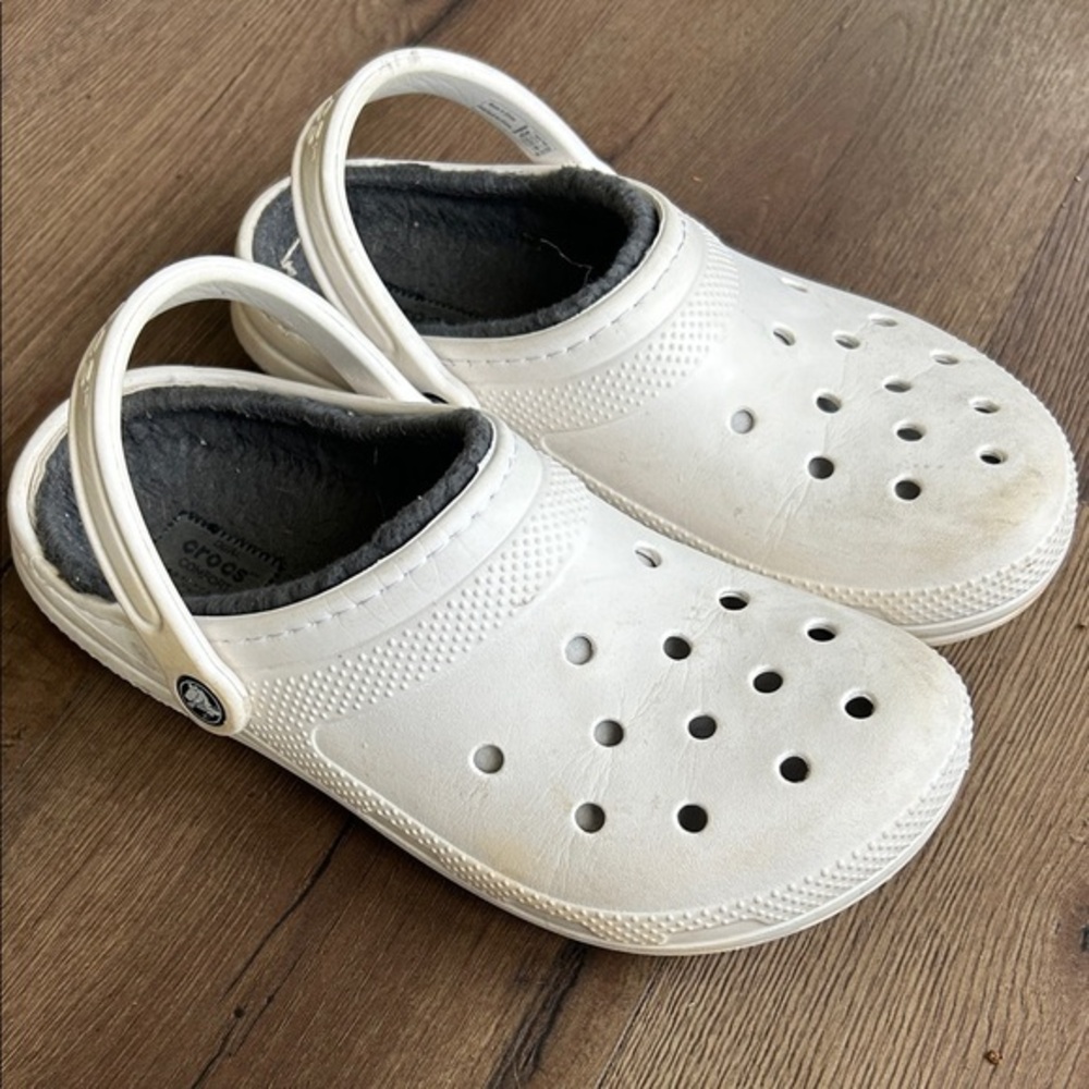 CROCS  faux fur White Shoes !! Size 8